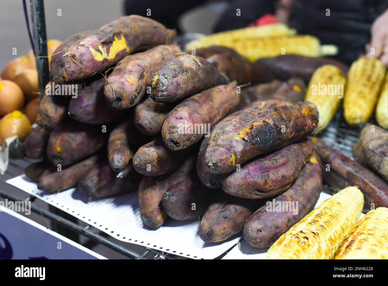 Patate douce grillée et maïs dans le marché nocturne vietnamien à Da Lat Banque D'Images