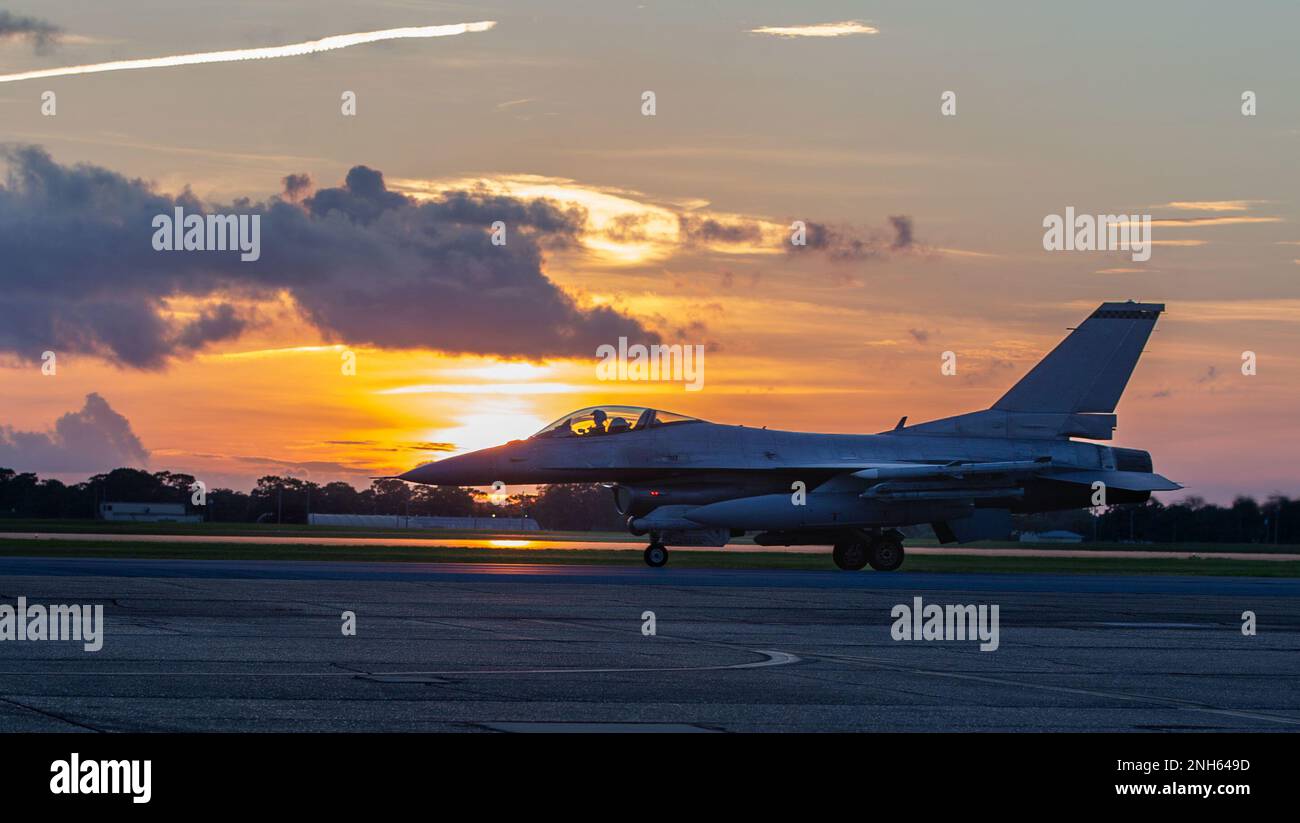 Le lieutenant-colonel Michael May, pilote d'essai du faucon F-16 au sein de l'escadron d'essai et d'évaluation 85th, taxis sur la rampe de la base aérienne d'Eglin, Floride, 19 juillet 2020. Le tes 85 se forme régulièrement en vol de nuit pour maintenir ses compétences. Banque D'Images
