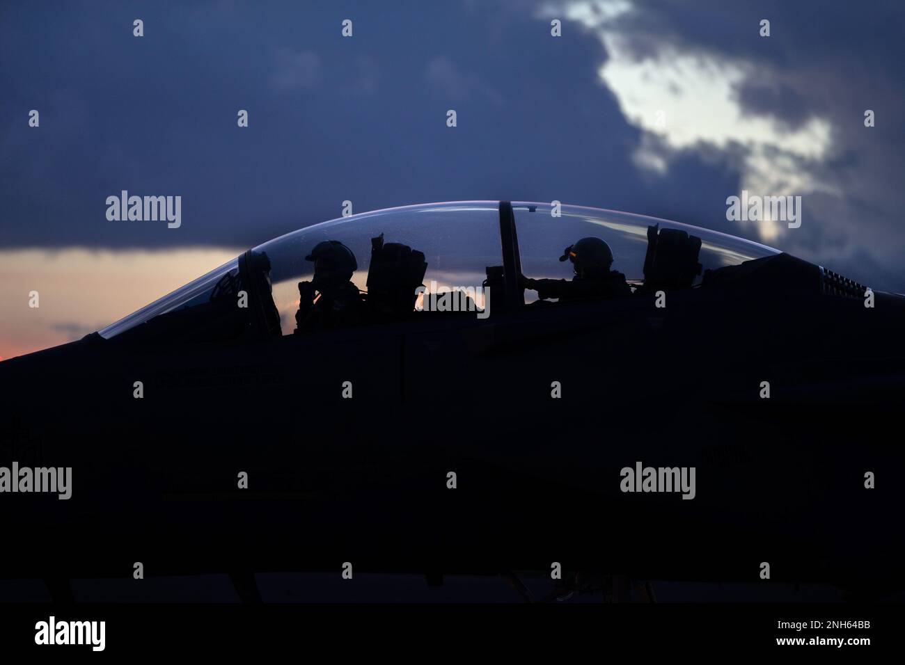 Le Maj. Kevin Fogler et le Maj. Matthew Sowder, de l'escadron d'essais et d'évaluation 85, préparent leur F-15EX Eagle II avant de décoller à la base aérienne d'Eglin, en Floride, en 19 juillet 2022. Le F-15EX a été livré pour la première fois à l'AFB d'Eglin en février 2021. Banque D'Images