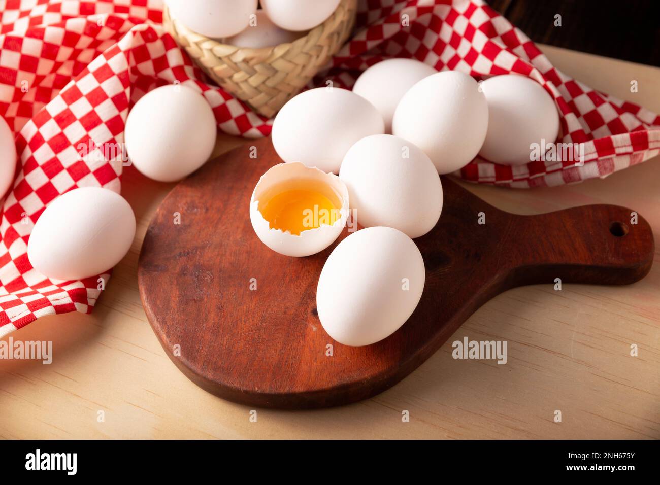 De nombreux œufs de poulet sur une table en bois rustique. Produit alimentaire nutritif et économique très populaire. Gros plan. Banque D'Images