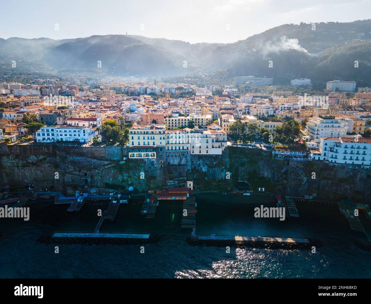 Vue aérienne de la ville côtière de Sorrente dans le sud-ouest de l'Italie et la côte étonnante de la baie de Naples sur la péninsule de Sorrentine au lever du soleil Banque D'Images