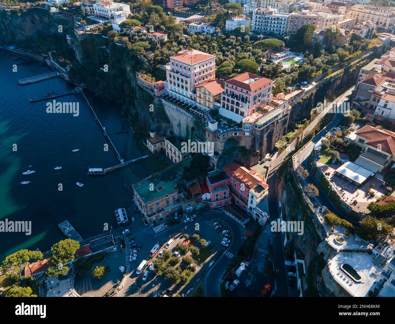 Vue aérienne de la ville côtière de Sorrente dans le sud-ouest de l'Italie et la côte étonnante de la baie de Naples sur la péninsule de Sorrentine au lever du soleil Banque D'Images