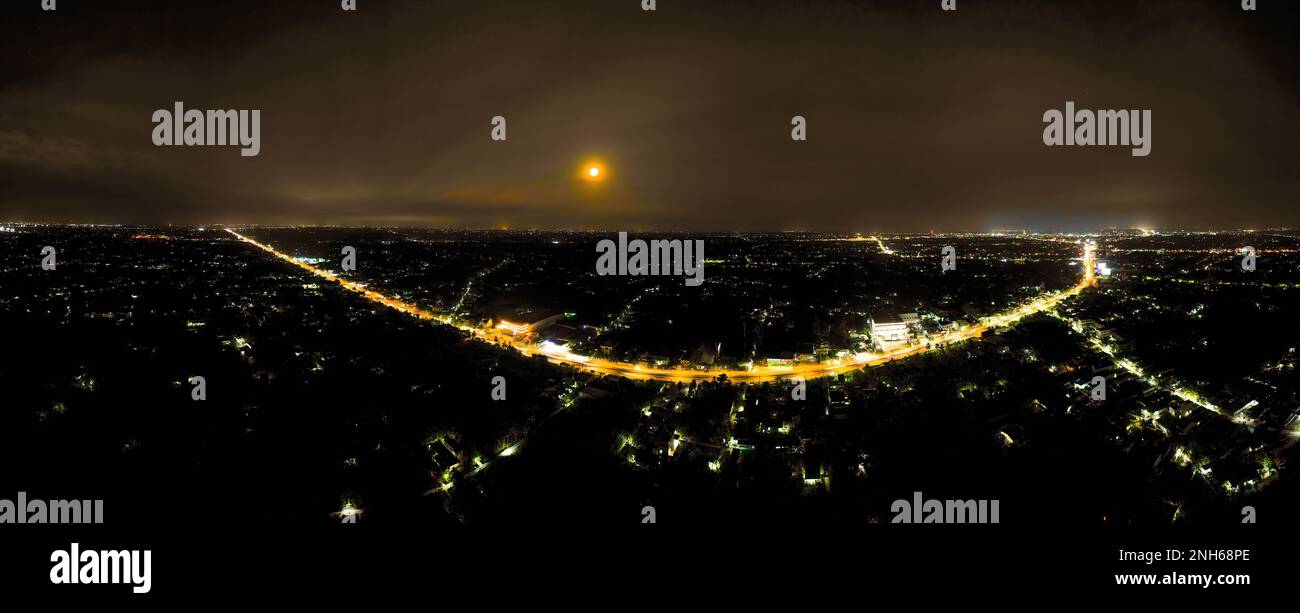 Full Moon Drive: 360 Panorama de l'autoroute dans la province de Tien Giang, Vietnam avec ciel de nuit et véhicules illuminés sous la Lune Rouge Banque D'Images