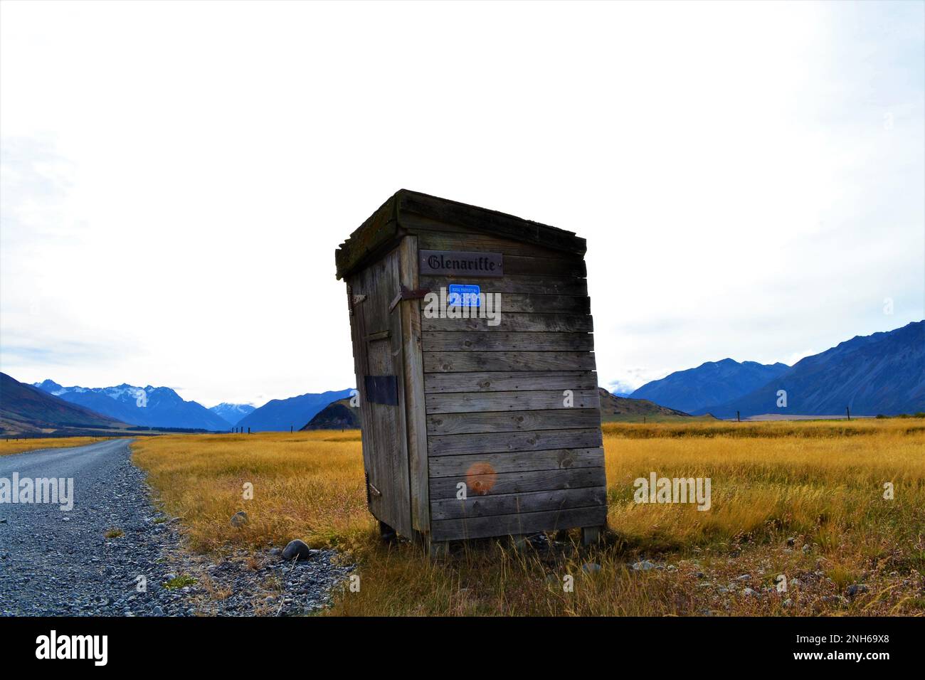 Boîte aux lettres solitaire le long d'une route déserte de l'arrière-pays en Nouvelle-Zélande. Banque D'Images