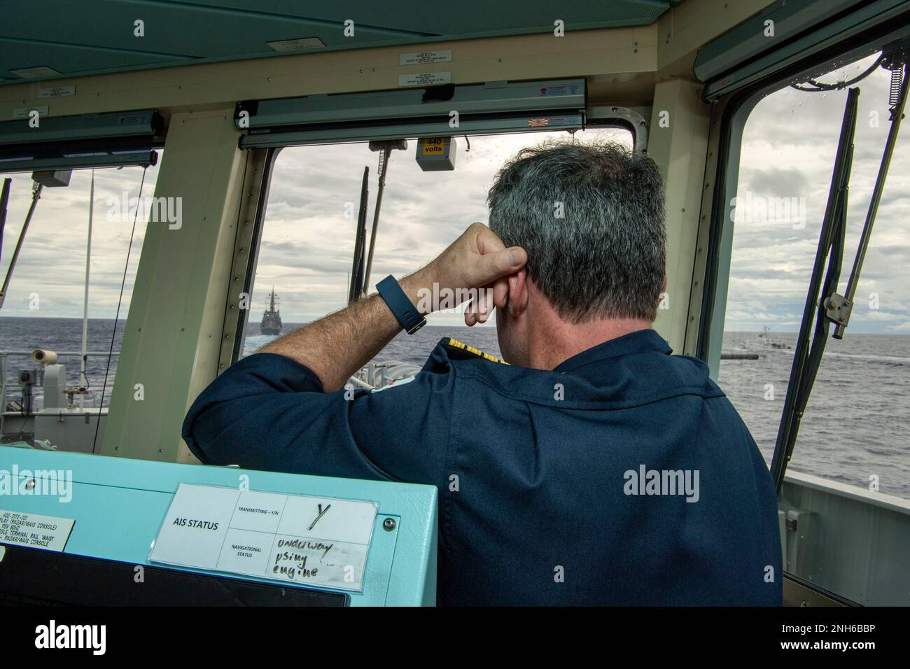 OCÉAN PACIFIQUE (19 juillet 2022) – le capitaine Charles Maynard de la Marine royale, commandant de mission adjoint du Partenariat du Pacifique (PP22), observe les opérations des navires à bord du navire de classe de la Marine royale, le HMS Tamar (P233), au cours d’un exercice multilatéral de recherche et de sauvetage (SAREX) coordonné avec les États-Unis Navy, République des Palaos, Etats-Unis La Garde côtière, la Force d'autodéfense maritime du Japon et la Marine royale à l'appui de PP22. En 17th ans, le Partenariat Pacifique est la plus importante mission multinationale annuelle d'aide humanitaire et de préparation aux secours en cas de catastrophe menée dans l'Indo-Pacifique. Banque D'Images