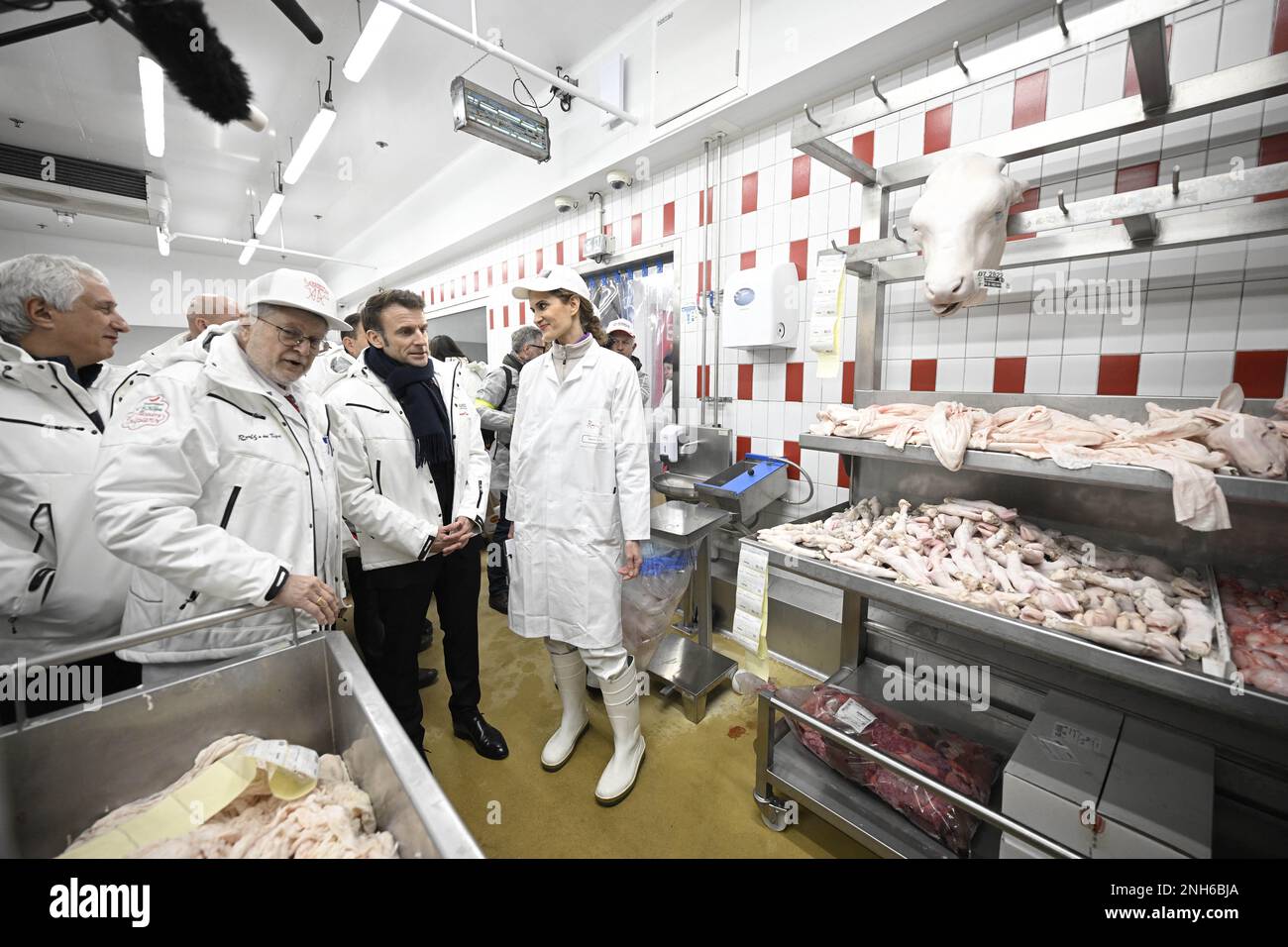 Paris, France. 21st févr. 2023. Le président Emmanuel Macron visite la section tripe du marché international de gros de Rungis, à la périphérie de Paris, en France, au 21 février 2023. Photo par Eliot Blondt/ABACAPRESS.COM crédit: Abaca Press/Alay Live News Banque D'Images