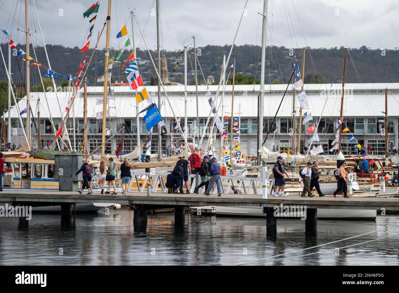 grands navires au festival des bateaux en bois à hobart tasmanie australie. voile sur l'océan. avec les gens qui regardent en été Banque D'Images