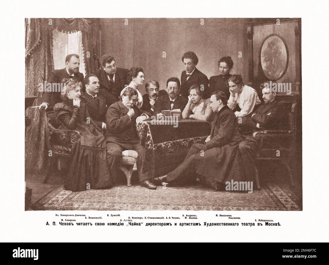 Photo d'époque d'Anton Chekhov. 1910 Chekhov lisant sa pièce "le mouette" aux artistes du Théâtre d'art de Moscou. Anton Pavlovich Chekhov (1860–1904) était un dramaturge russe et un auteur de courts-livres qui est considéré comme l'un des plus grands écrivains de tous les temps. Avec Henrik Ibsen et August Strindberg, Chekhov est souvent considéré comme l'une des trois figures séminales de la naissance du modernisme précoce dans le théâtre. Chekhov était médecin de profession. Banque D'Images