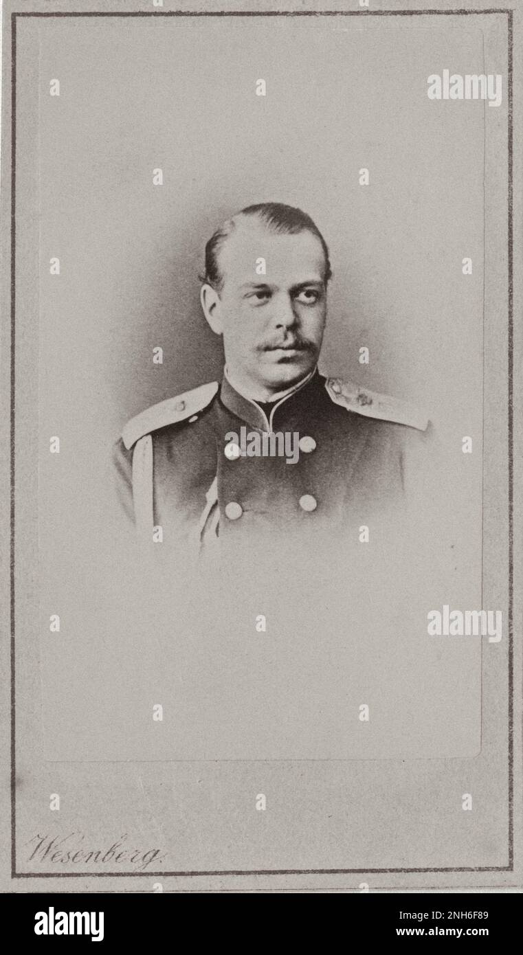 Portrait de l'empereur Alexandre III de Russie. 1870 - 1880 Alexandre III (1845-1894) fut empereur de Russie, roi de Pologne et grand-duc de Finlande du 13 mars 1881 jusqu'à sa mort en 1894. Il était hautement réactionnaire et renversa certaines des réformes libérales de son père, Alexandre II Cette politique est connue en Russie sous le nom de « contre-réformes ». Sous l'influence de Konstantin Pobedonostsev (1827-1907), il s'opposa à toute réforme qui limitait son régime autocratique. Pendant son règne, la Russie ne livra pas de guerres majeures; il fut donc appelé 'le faiseur de paix'. Il a contribué à forger l'Alliance russo-française. Banque D'Images