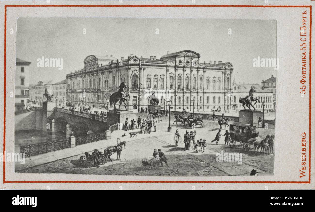 Environnement urbain de St. Petersbourg : Pont d'Anichkov avec ses célèbres sculptures de chevaux et palais Beloselsky-Belozersky. 1870-1880 Banque D'Images