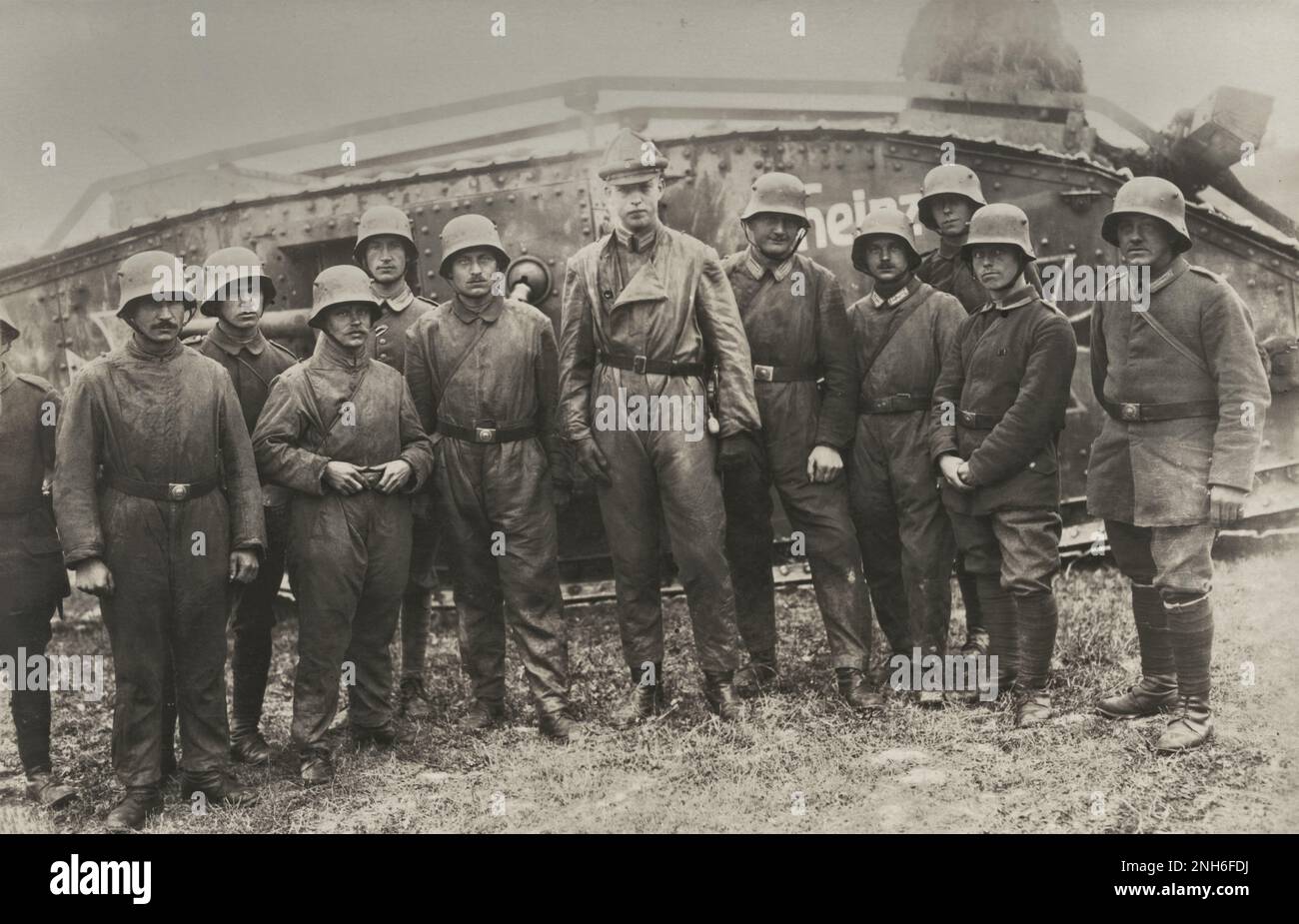 1914-1918. Première Guerre mondiale Groupe de soldats allemands qui se sont calmement alignés devant un char Mark IV nommé 'Heinz'. Selon l'inscription, c'est l'équipage du véhicule. Banque D'Images