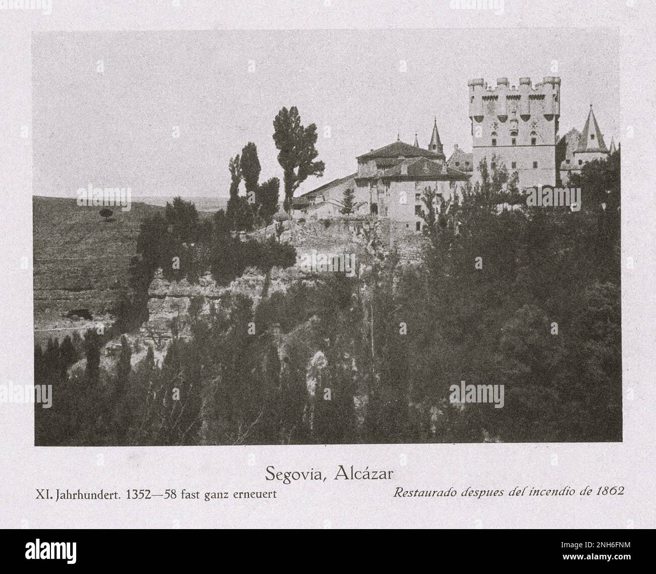 Architecture de la vieille Espagne. Photo d'époque de l'Alcázar de Ségovie Alcázar de Ségovie (Château de Segovia), situé dans la ville de Ségovie, Castille et León, Espagne, date du début du 12th siècle et est l'un des châteaux médiévaux les plus célèbres au monde et l'un des monuments les plus visités en Espagne. Banque D'Images