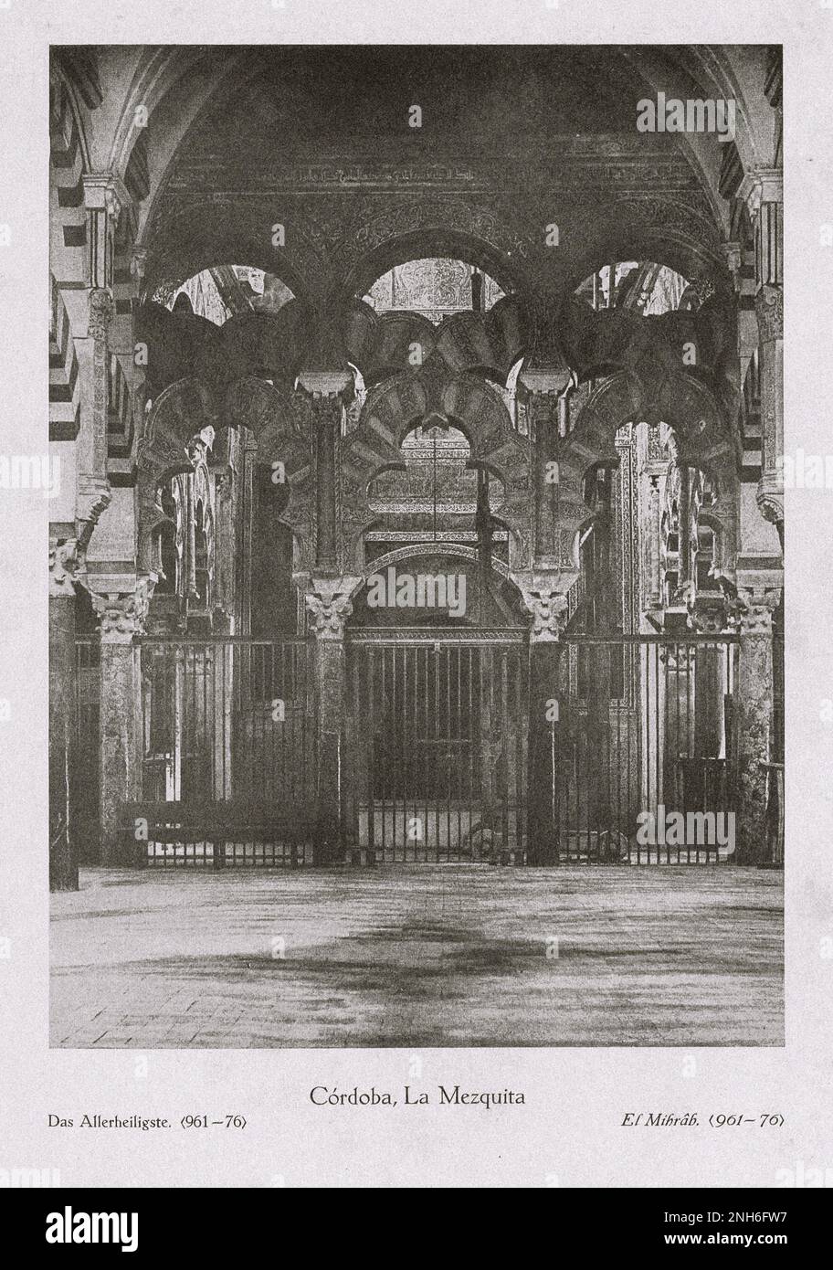 Architecture de la vieille Espagne. Cordoue, la mosquée El Mihrab. Le mihrab est une niche dans le mur d'une mosquée qui indique le qibla, la direction de la Kaaba à la Mecque vers laquelle les musulmans doivent faire face lorsqu'ils prient. Banque D'Images