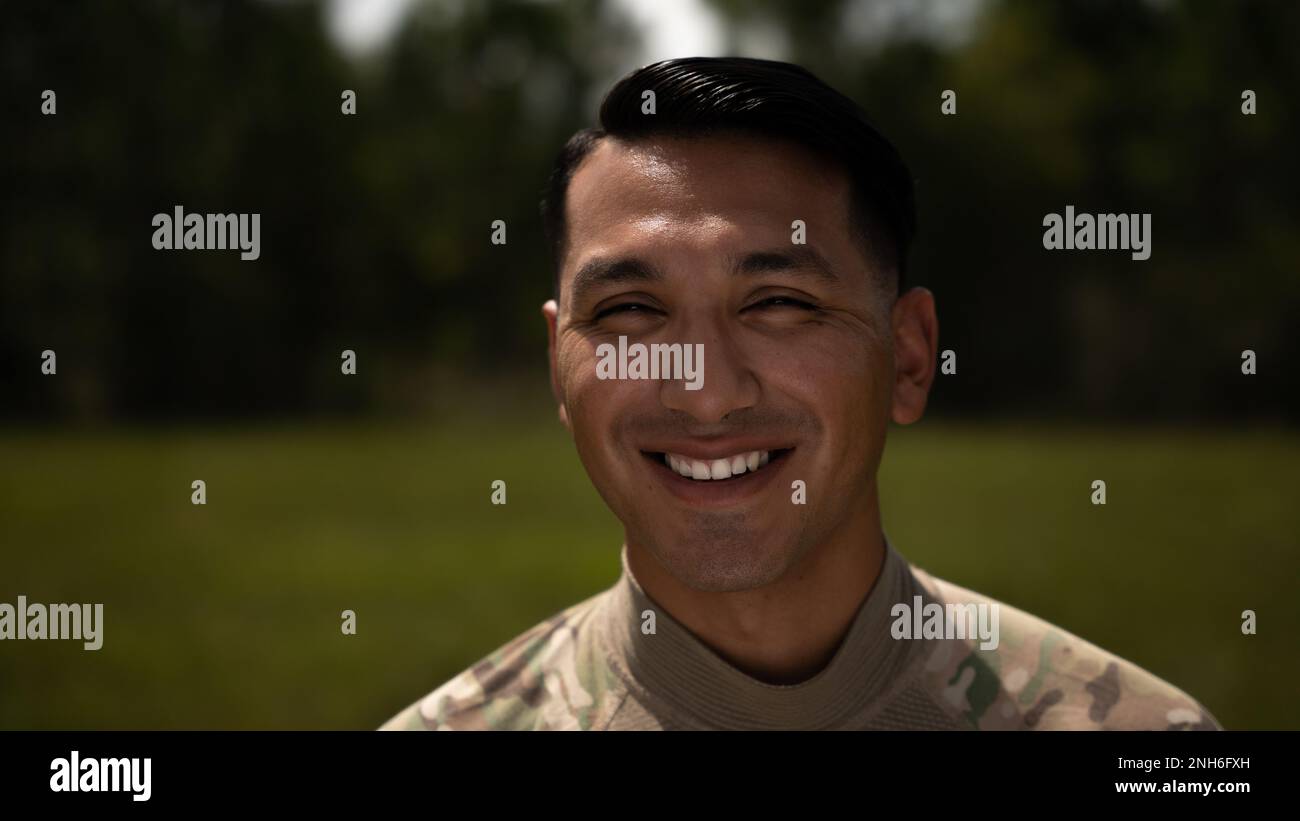 Andrew Huntoon, ancien Airman, technicien en systèmes météorologiques radar de l'escadron 53rd de contrôle de la circulation aérienne, pose pour un portrait à l'aérodrome auxiliaire du parc Avon, Floride, 20 juillet 2022. Huntoon participait au drapeau Agile 22-2, en participant aux opérations météorologiques sur les terrains d'aviation. Banque D'Images