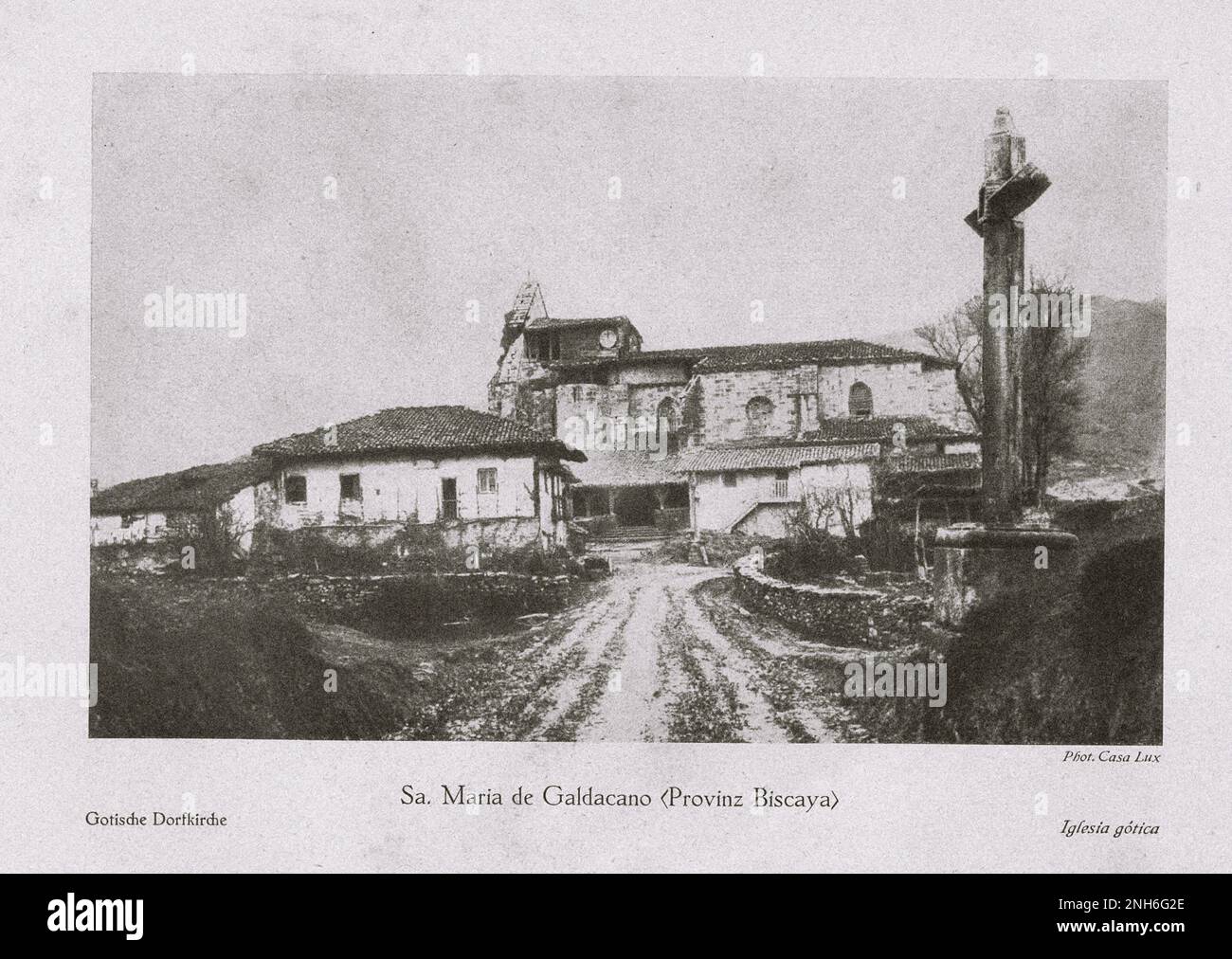 Architecture de la vieille Espagne. Photo vintage de sa. Maria de Galdacano, Províz Biscaya. Église de village gothique Banque D'Images