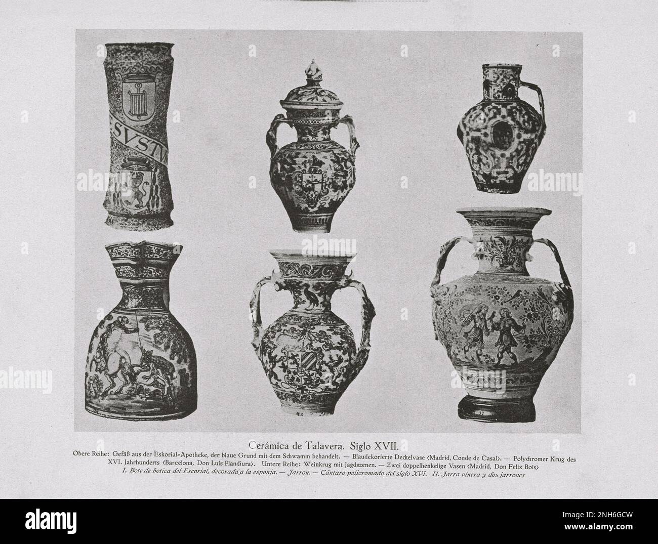 Vieille Espagne. Photo ancienne de Ceramica de Talavera. XVII siècle. La poterie de Talavera est une tradition de poterie espagnole de Talavera de la Reina rangée supérieure: Navire de la pharmacie d'Eskorial, le sol bleu est traité avec une éponge. - Vase décoratif bleu avec couvercle (Madrid, Conde de Casal). - Verseuse en polychrome du XVIe siècle (Barcelone, Don Luis Plandiura). Rangée inférieure : verseuse à vin avec scènes de chasse. - Deux vases à double poignée (Madrid, Don Felix Bois) Banque D'Images Vieille Espagne. Photo ancienne de Ceramica de Talavera. XVII siècle. La poterie de Talavera est une tradition de poterie espagnole de Talavera de la Reina rangée supérieure: Navire de la pharmacie d'Eskorial, le sol bleu est traité avec une éponge. - Vase décoratif bleu avec couvercle (Madrid, Conde de Casal). - Verseuse en polychrome du XVIe siècle (Barcelone, Don Luis Plandiura). Rangée inférieure : verseuse à vin avec scènes de chasse. - Deux vases à double poignée (Madrid, Don Felix Bois) Banque D'Images