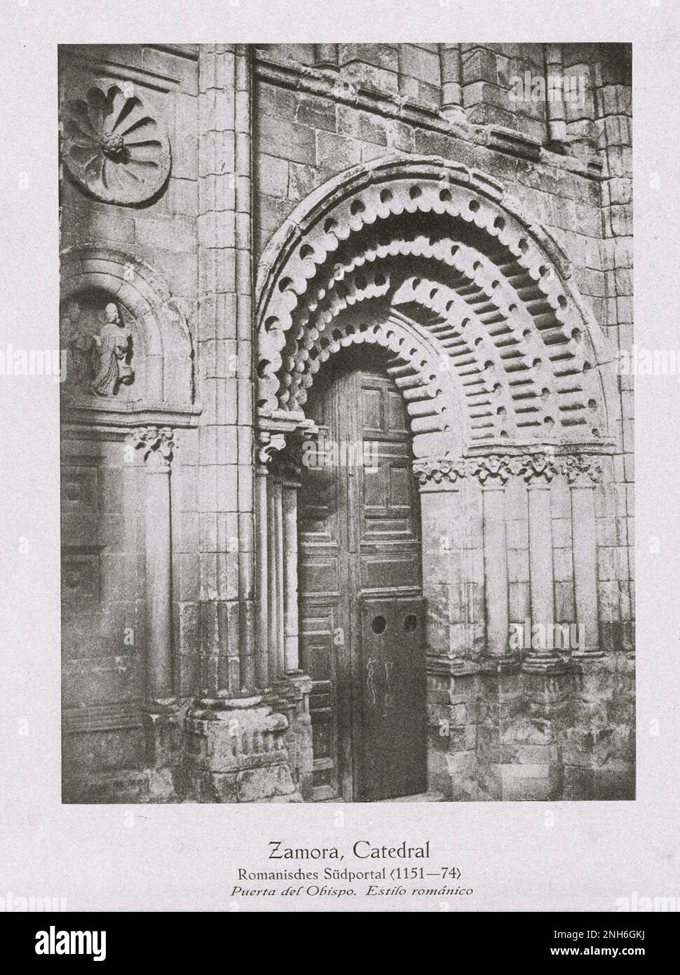 Architecture de la vieille Espagne. Photo ancienne de la cathédrale de Zamora. Portail sud roman de Castille et de León (1151-1174). La cathédrale de Zamora est une cathédrale catholique à Zamora, à Castille et à León, en Espagne, située au-dessus de la rive droite du Duero, elle reste entourée de ses vieux murs et portes. Banque D'Images