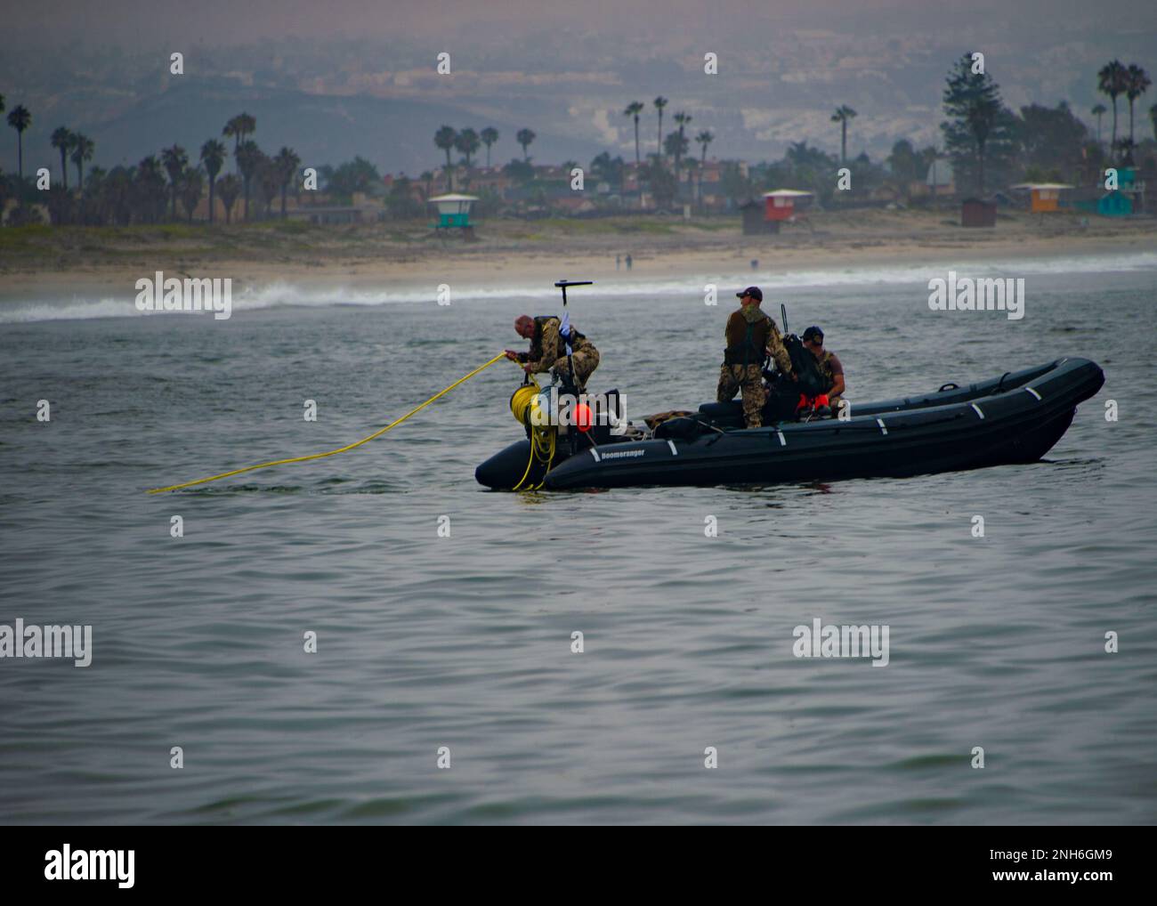 SAN DIEGO (20 juillet 2022) des plongeurs de la marine allemande et américaine participent à un exercice d'exploitation minière pour la Rim du Pacifique (RIMPAC) 2022. Vingt-six nations, 38 navires, trois sous-marins, plus de 170 avions et 25 000 membres du personnel participent au RIMPAC de 29 juin au 4 août dans les îles hawaïennes et dans le sud de la Californie. Le plus grand exercice maritime international au monde, RIMPAC offre une occasion unique de formation tout en favorisant et en soutenant des relations de coopération entre les participants essentielles pour assurer la sécurité des voies maritimes et de la sécurité sur l'Ocea du monde Banque D'Images