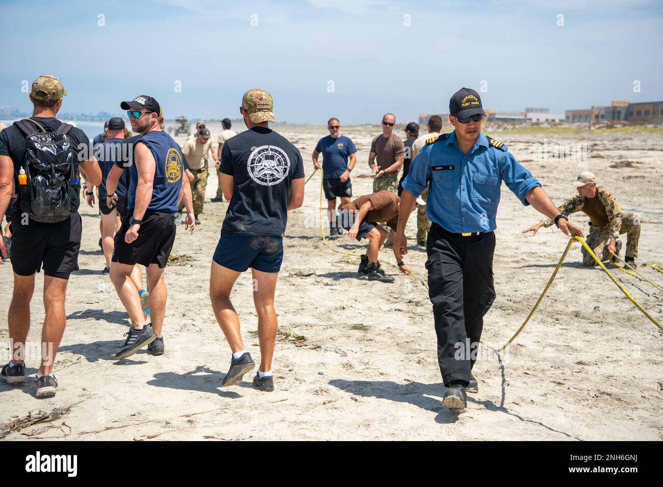 SAN DIEGO (20 juillet 2022) des membres de services australiens, canadiens, allemands, japonais et américains s'occupent de la ligne pendant un exercice d'exploitation minière dans la région du Pacifique (RIMPAC) 2022. Vingt-six nations, 38 navires, trois sous-marins, plus de 170 avions et 25 000 membres du personnel participent au RIMPAC de 29 juin au 4 août dans les îles hawaïennes et dans le sud de la Californie. Le plus grand exercice maritime international au monde, RIMPAC offre une occasion unique de formation tout en favorisant et en soutenant des relations de coopération entre les participants essentielles à la sécurité de la voie maritime Banque D'Images