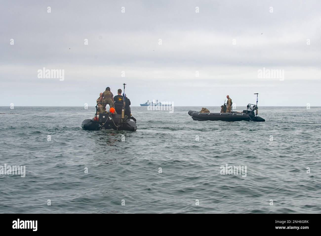 220720-N-PQ495-1166 SAN DIEGO (20 juillet 2022) les membres américains du service, affectés à la Force opérationnelle combinée 177, et leurs homologues allemands, effectuent un exercice d'exploitation minière pendant la Rim of the Pacific (RIMPAC) 2022 dans le sud de la Californie. Vingt-six nations, 38 navires, trois sous-marins, plus de 170 avions et 25 000 membres du personnel participent au RIMPAC de 29 juin au 4 août dans les îles hawaïennes et dans le sud de la Californie. Le plus grand exercice maritime international au monde, RIMPAC offre une occasion unique de formation tout en favorisant et en soutenant des relations de coopération Banque D'Images