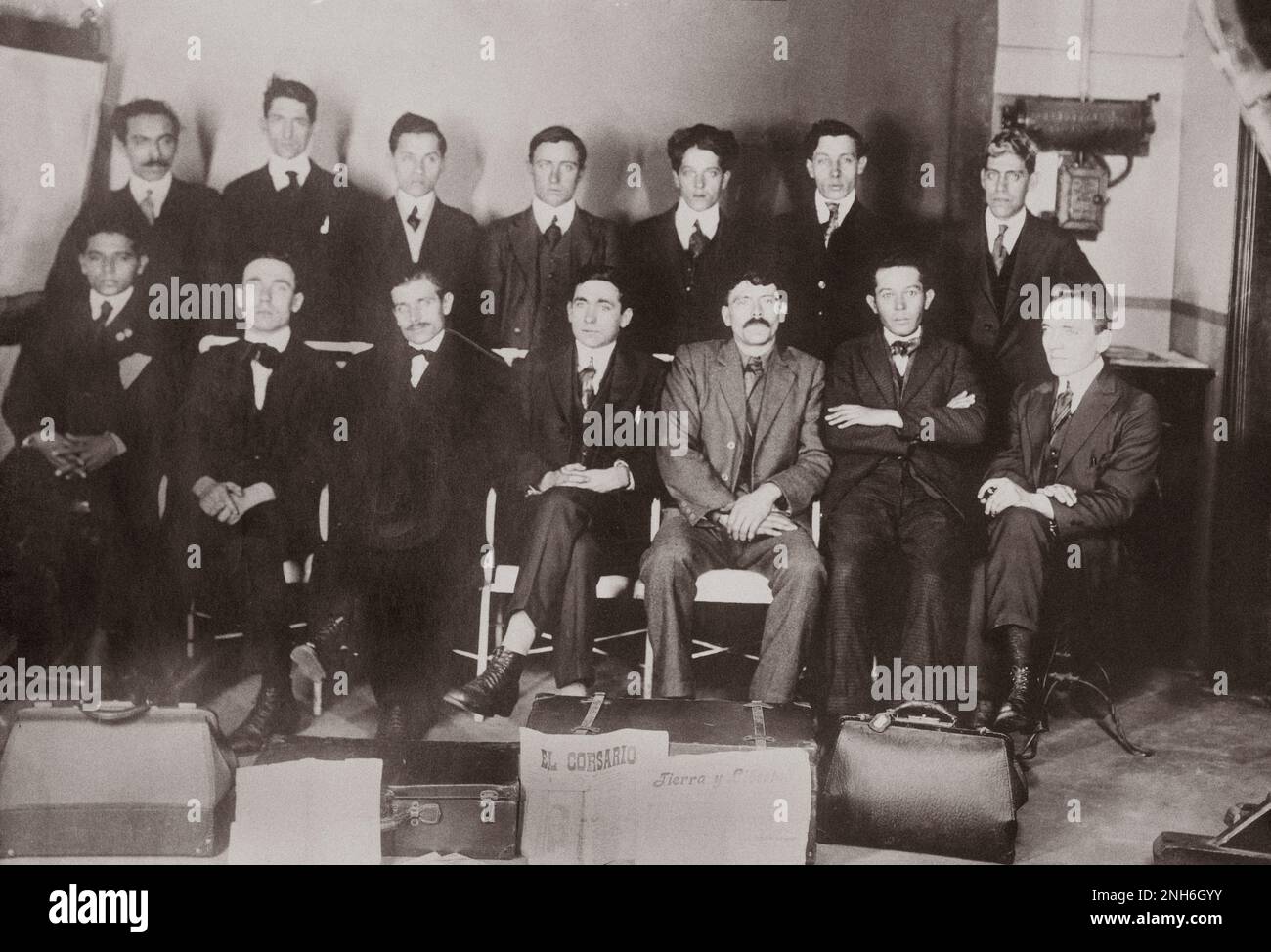 Anarchistes espagnols la photographie montre quatorze anarchistes espagnols qui ont été emmenés par la police de New York sur la suspicion d'implication dans un complot pour tuer le président Woodrow Wilson. Les hommes ont été identifiés comme José Grau (Arnaldo Sapelano), rédacteur en chef du journal de langue espagnole "El Corsario"; José (Joseph) Roman (Ramon) Fernandez, ouvrier; José M. Alicer, cigariger; Raphael Acosta, Cigariger; Joseph Micezer, commis; Alemanero Malcono, pantryman; Celestino Granado (ou Grenade), cigaricomer; Ramon Sanchez, cigaricomer; Rogelio Garcia, Cigariger; Theodore (ou Pedro) Martin, rédacteur associé a Banque D'Images Anarchistes espagnols la photographie montre quatorze anarchistes espagnols qui ont été emmenés par la police de New York sur la suspicion d'implication dans un complot pour tuer le président Woodrow Wilson. Les hommes ont été identifiés comme José Grau (Arnaldo Sapelano), rédacteur en chef du journal de langue espagnole "El Corsario"; José (Joseph) Roman (Ramon) Fernandez, ouvrier; José M. Alicer, cigariger; Raphael Acosta, Cigariger; Joseph Micezer, commis; Alemanero Malcono, pantryman; Celestino Granado (ou Grenade), cigaricomer; Ramon Sanchez, cigaricomer; Rogelio Garcia, Cigariger; Theodore (ou Pedro) Martin, rédacteur associé a Banque D'Images