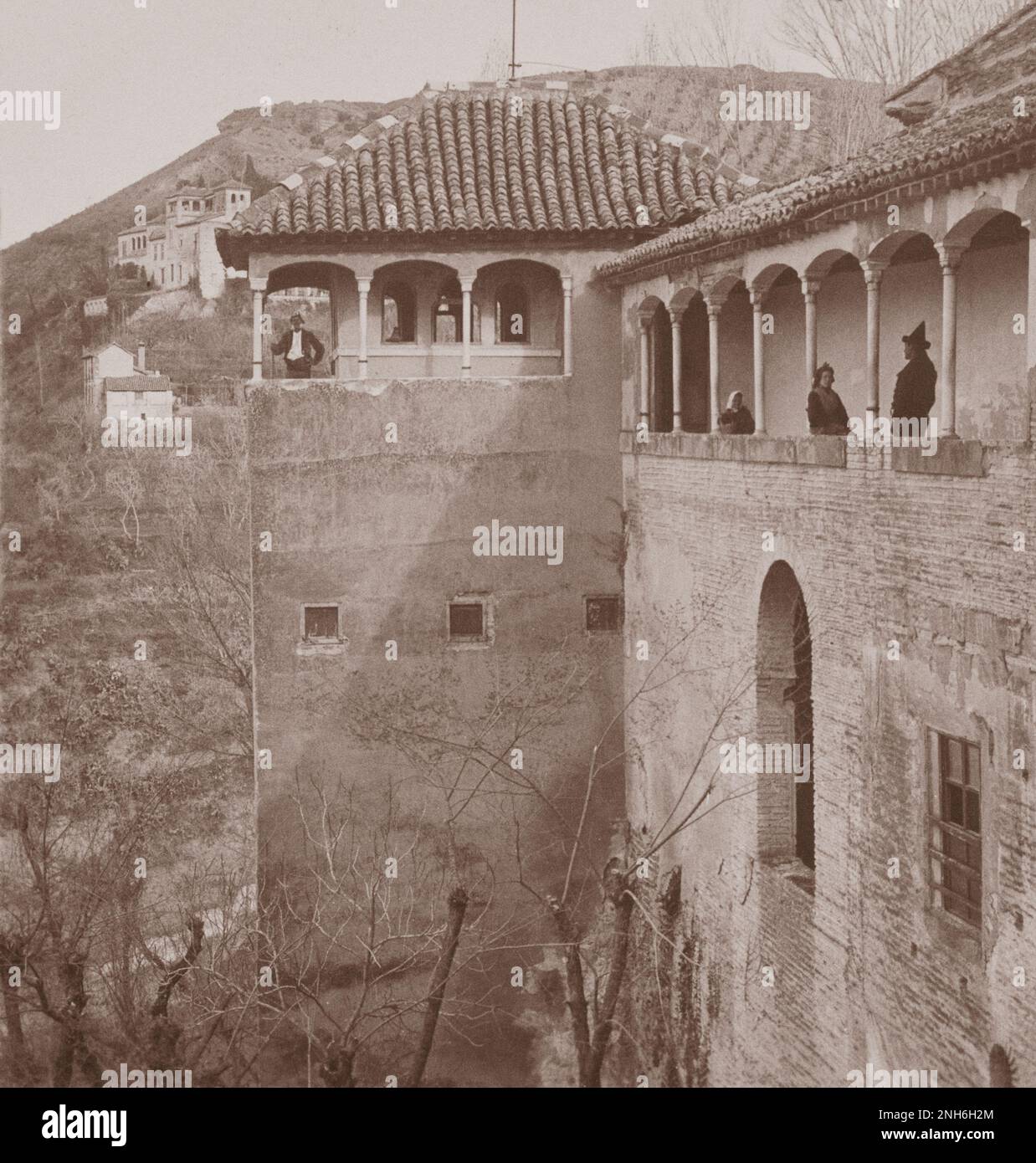 Architecture de la vieille Espagne. Torre del Peinador et la galerie menant à elle, Alhambra, Grenade, Espagne. 1902 Banque D'Images