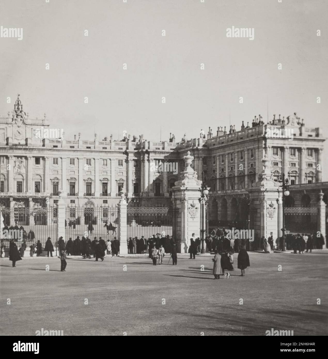 Architecture de la vieille Espagne. Photo d'époque du Palais Royal de Madrid. 1907 Banque D'Images Architecture de la vieille Espagne. Photo d'époque du Palais Royal de Madrid. 1907 Banque D'Images