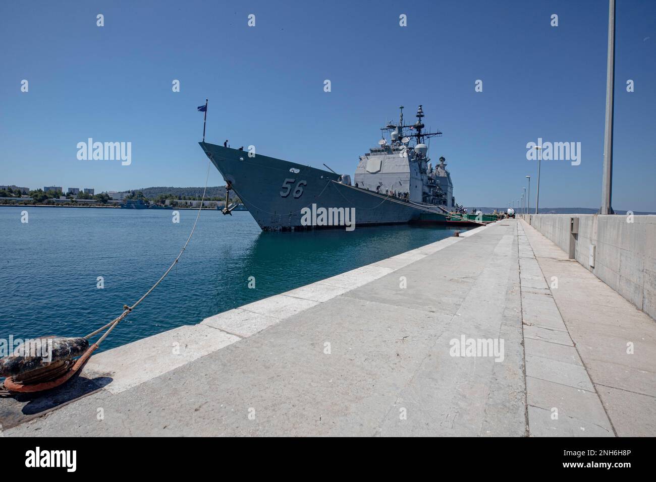 220720-N-AO868-1032 SPLIT, CROATIE (20 juillet 2022) le croiseur à missiles guidés de classe Ticonderoga USS San Jacinto (CG 56) est amarré lors d'une visite portuaire prévue à Split, Croatie, 20 juillet 2022. San Jacinto est en cours de déploiement prévu aux États-Unis Marine Forces Europe zone d'opérations, employée par les États-Unis Sixième Fleet, pour défendre les intérêts des États-Unis, des alliés et des partenaires. Banque D'Images