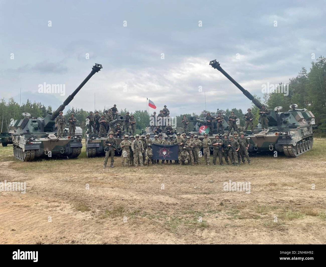 Les parachutistes de l'armée américaine avec batterie C, 4th Bataillon, 319th Régiment d'artillerie de campagne aéroporté, 173rd Brigade aéroportée posent pour une photo avec le LARO polonais 8th pendant le Front dynamique 22, 20 juillet 2022 à la zone d'entraînement de Grafenwoehr, Allemagne. Dynamic Front 22, dirigé par 56th Artillery Command et dirigé par l'armée américaine Europe et l'Afrique, est le premier exercice de l'OTAN et des feux intégrés aux partenaires, mené par les États-Unis dans le théâtre européen, axé sur l'interopérabilité des feux, conçu pour accroître la préparation, la létalité et l'interopérabilité dans les domaines humains, procéduraux et techniques. La BRI aéroportée 173rd Banque D'Images