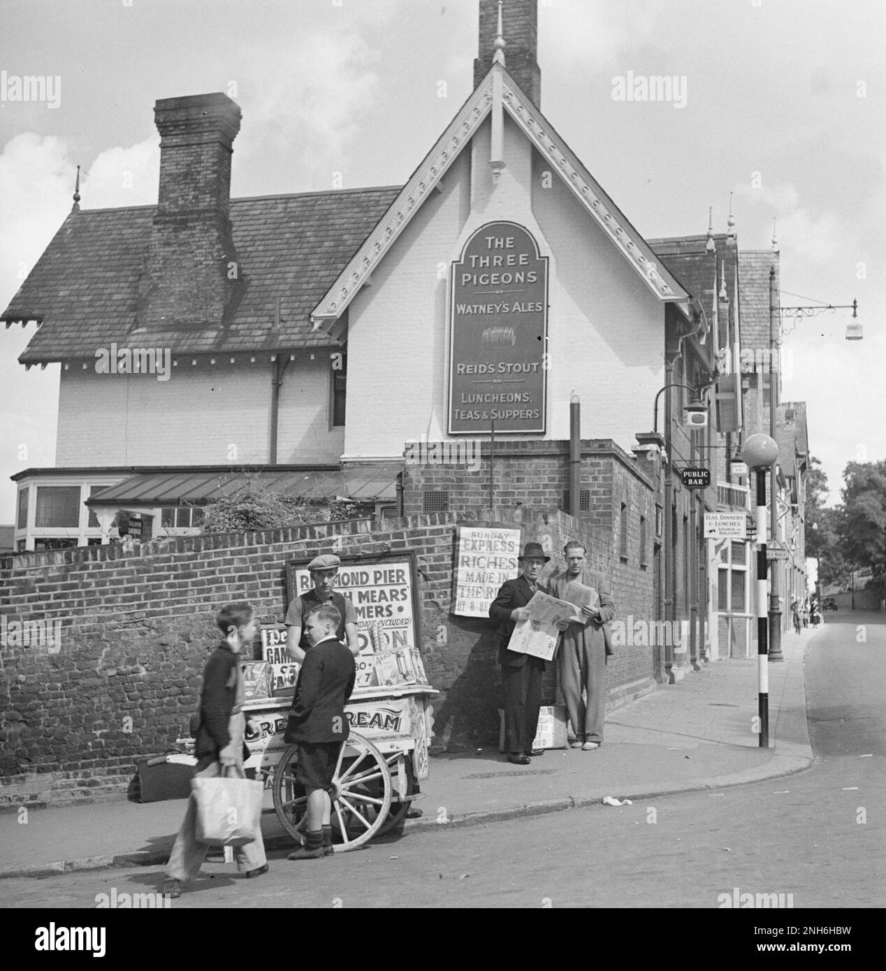 Willem van de Poll - enfants à un vendeur de crème glacée avec le pub The There Pigeons, Richmond, Surrey, Angleterre en arrière-plan - 1947 Banque D'Images