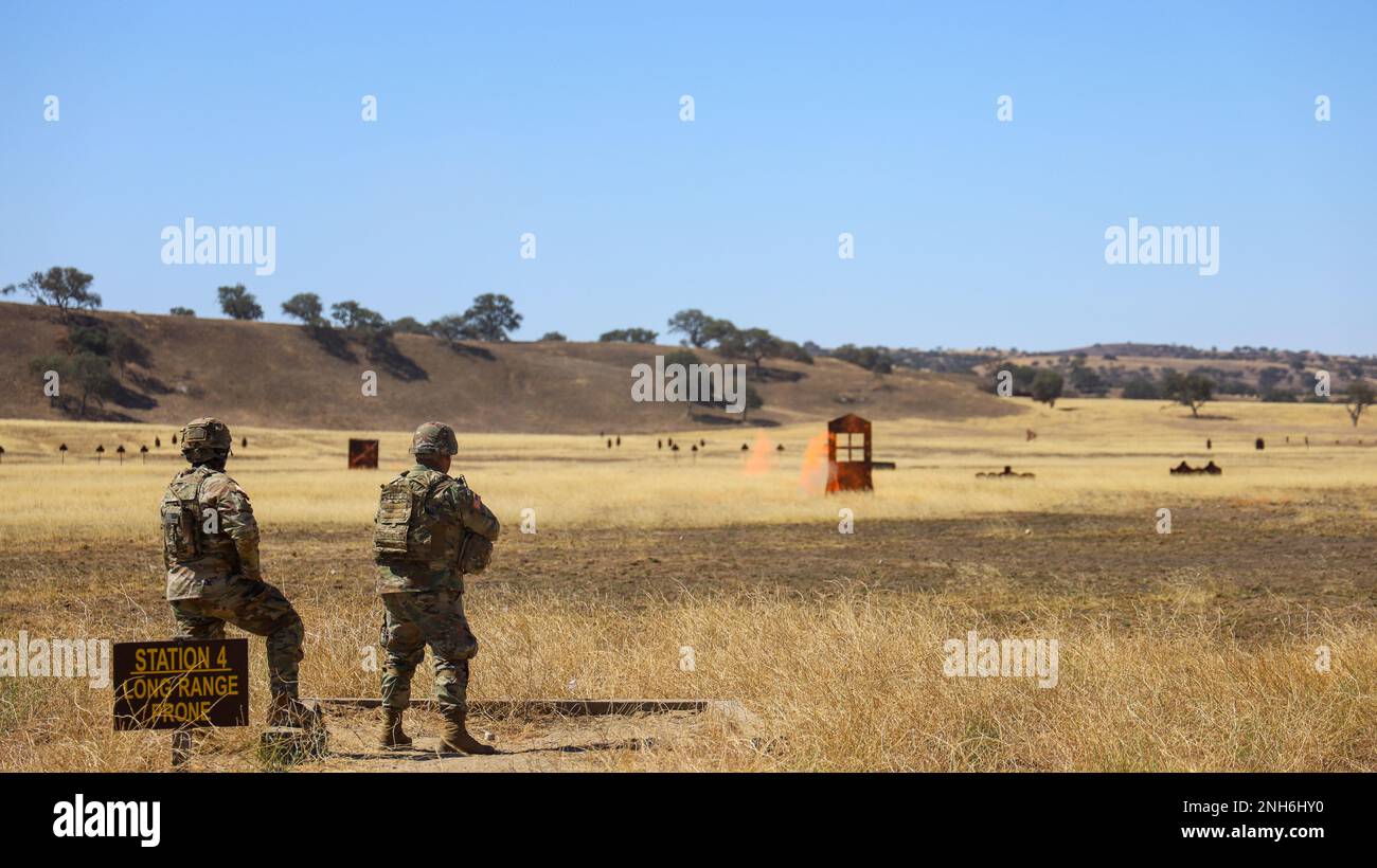 Les soldats de la compagnie de police militaire de 870th ont incendié le M320 à Camp Roberts, en Californie, le 20 juillet 2022. Les soldats ont tiré trois différents types de ronde. Pouvez-vous deviner ce qu'ils ont utilisé ? Banque D'Images