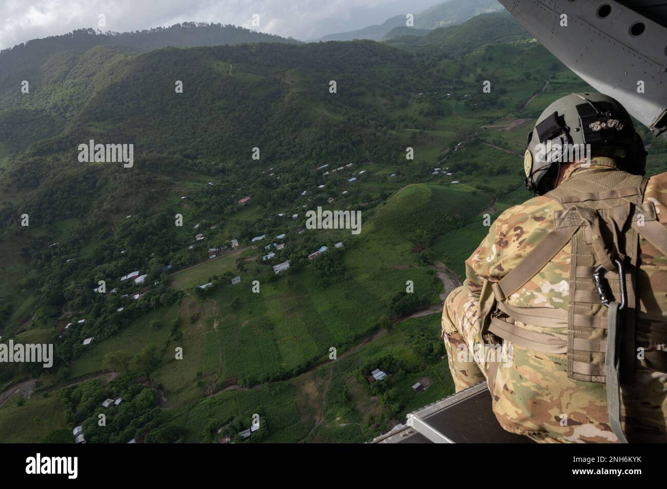 ÉTATS-UNIS Le sergent d'état-major de l'armée Nicholas Endres, 1st Bataillon, 228th Aviation Regiment CH-47 Chef d'équipage Chinook, effectue une étude de site 20 juillet 2022, le long de la frontière avec le Honduras et le Guatemala. La foi-Bravo a mené une visite à la frontière dans le cadre d'un effort intégré pour parler avec les représentants de la communauté des préoccupations régionales en matière de sécurité. Banque D'Images