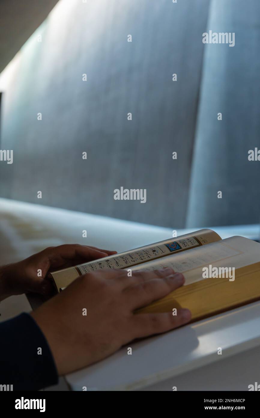 Ramadan ou photo verticale islamique. Lecture du Saint Coran dans une mosquée. Berat Kandili ou lalaylat al-qadr photo de fond. Istanbul Turkiye - 11.12.2022 Banque D'Images
