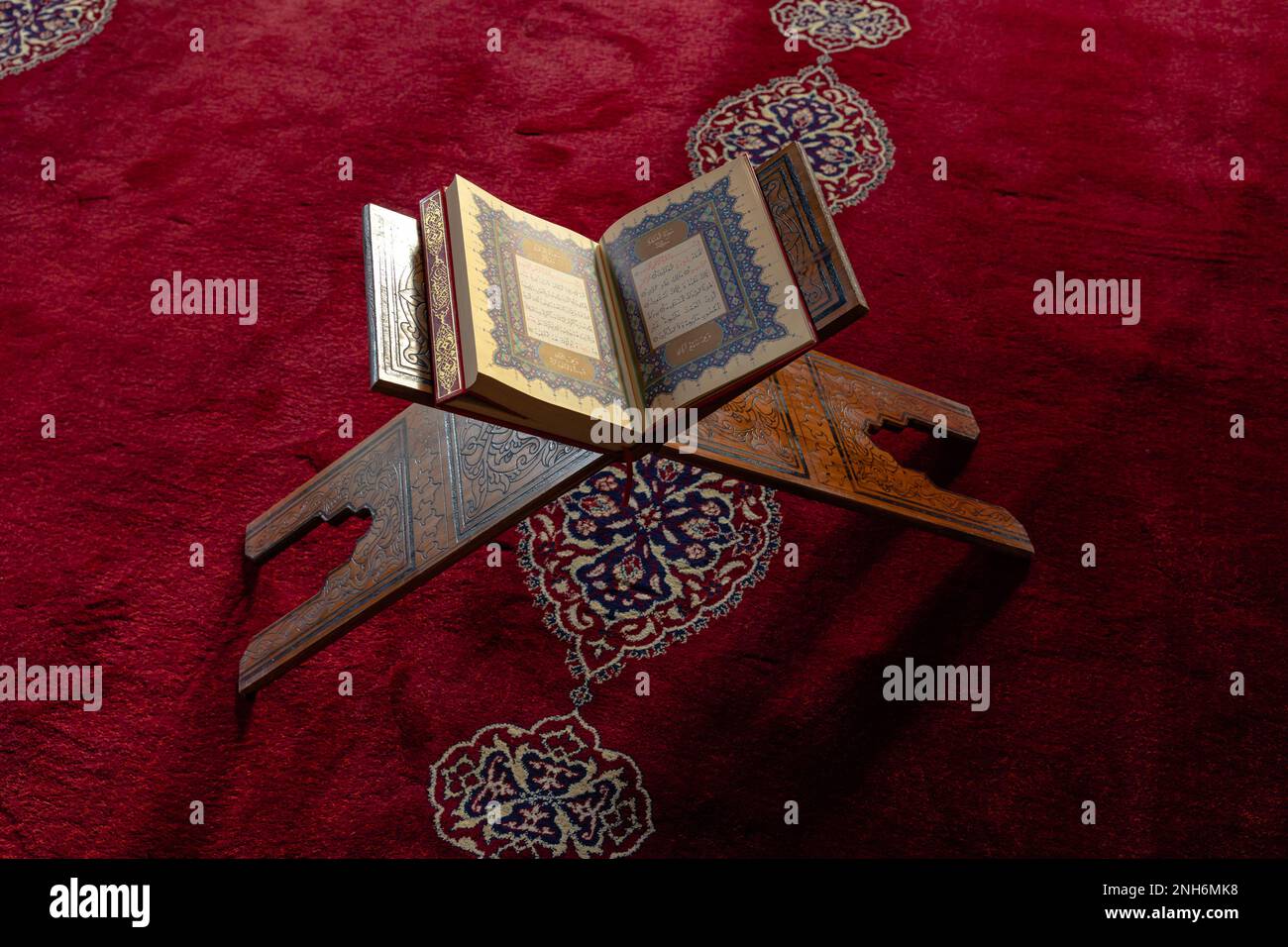 Photo islamique. Le Saint Coran sur un pupitre dans la mosquée. Concept de Ramadan. Copier l'espace pour le texte. Istanbul Turkiye - 1.18.2023 Banque D'Images