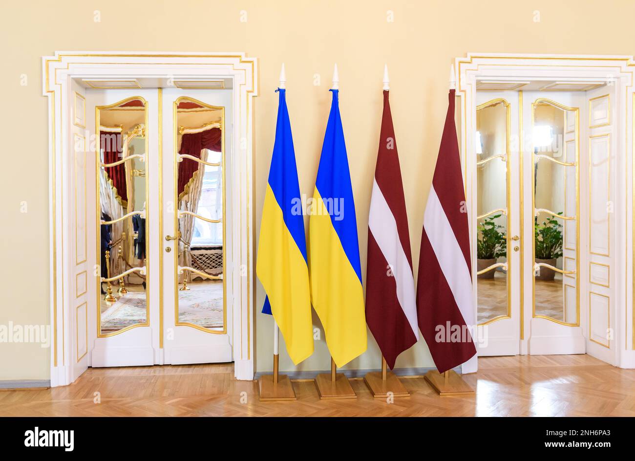 RIGA, LETTONIE. 20th février 2023. Olena Kondratiuk, deuxième vice-présidente de Verkhovna Rada (Parlement de l'Ukraine) rencontre Edvards Smiltens, président de Saeima (Parlement de Lettonie). Banque D'Images