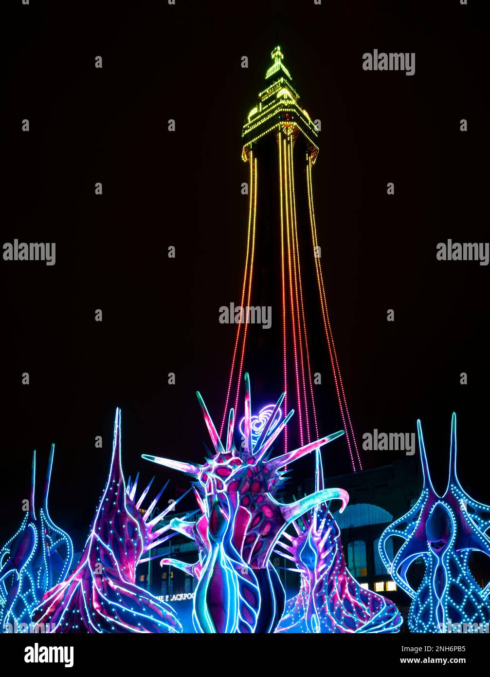 Odyssey, une exposition de lumière interactive, en face de l'emblématique tour Blackpool, sur le front de mer à Blackpool, Lancashire, Royaume-Uni Banque D'Images