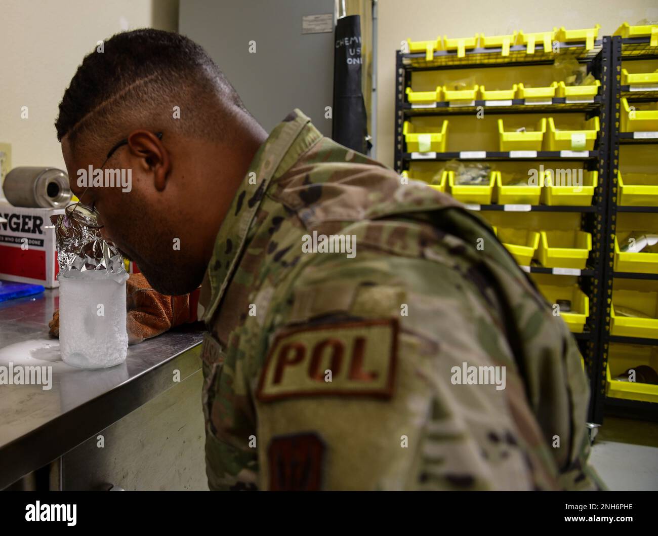 Airman Verdes Cato, technicien en cryogénie de l'escadron de préparation logistique 9th, sent l'oxygène liquide (LOX) dans le bécher de la base aérienne de Beale, Californie, 21 juillet 2022. Les aviateurs sentent et observent si la LOX présente une décoloration, des écarts ou une odeur. Banque D'Images