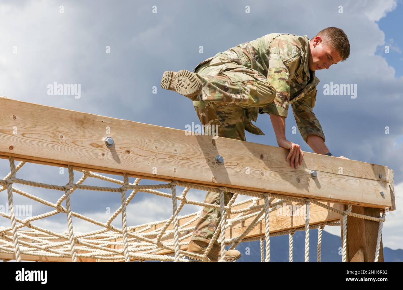 Le PFC Austin Wines, affecté au 2nd Bataillon, 12th Infantry Regiment, 2nd Stryker Brigade combat Team, 4th Infantry Division termine le Mabry Mile obstacle course lors de la compétition meilleur soldat/officier non commandant à fort Carson, Colorado, 20 juillet 2022. La compétition du meilleur soldat consistait en une variété d'événements qui ont testé les concurrents sur leurs capacités à exécuter des tâches de guerrier de l'Armée de terre. Banque D'Images