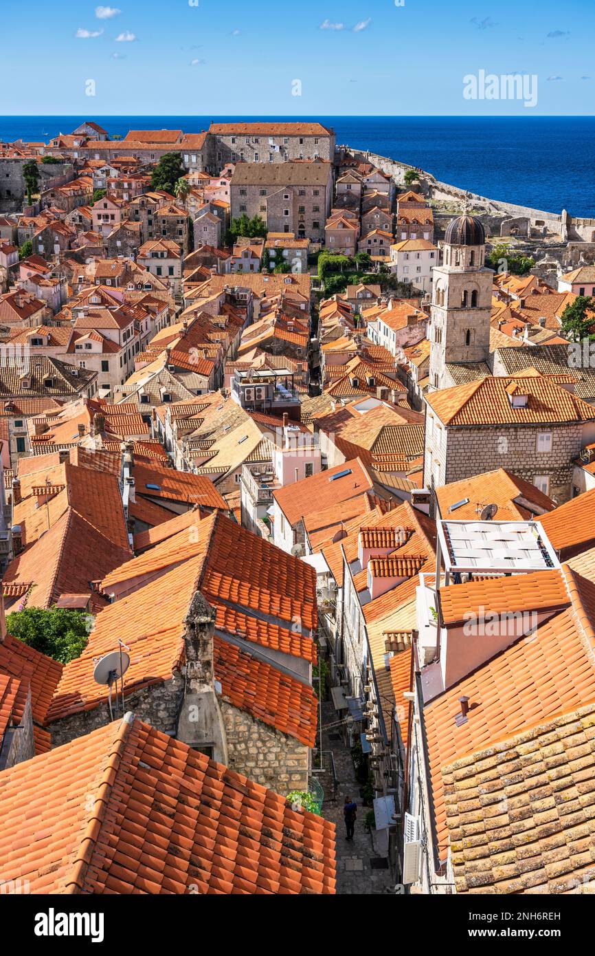 Vue depuis la tour Minčeta, vue vers le sud sur les toits de tuiles rouges de la vieille ville de Dubrovnik, sur la côte dalmate de Croatie Banque D'Images