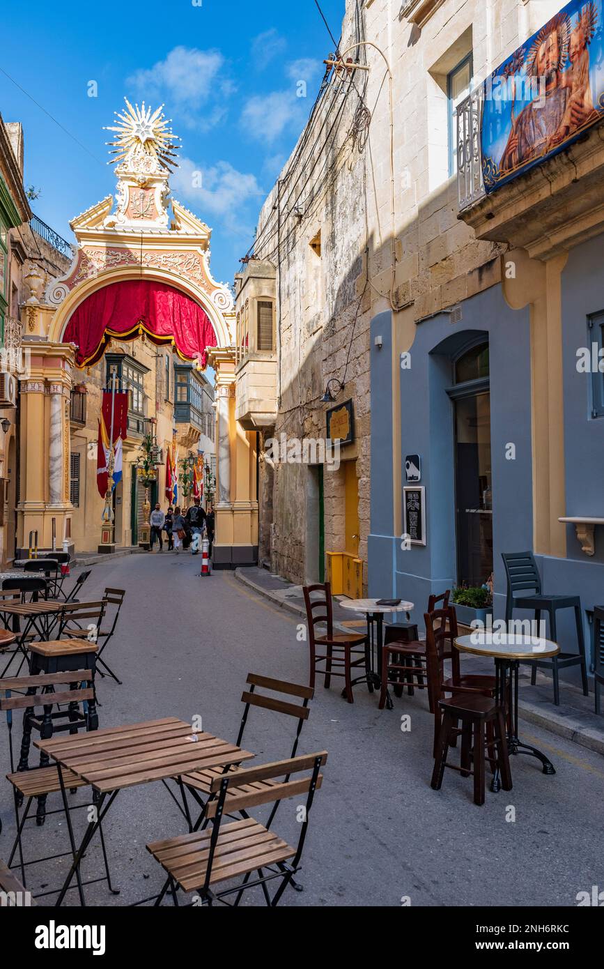 Ruelle caractéristique avec des ornements pour la célébration de Pâques dans la ville de Rabat, Malte Banque D'Images