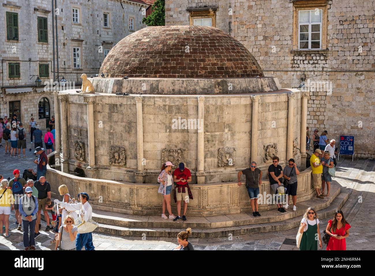 Les touristes se sont rassemblés autour de la fontaine de Big Onofrio dans la vieille ville de Dubrovnik en Croatie Banque D'Images