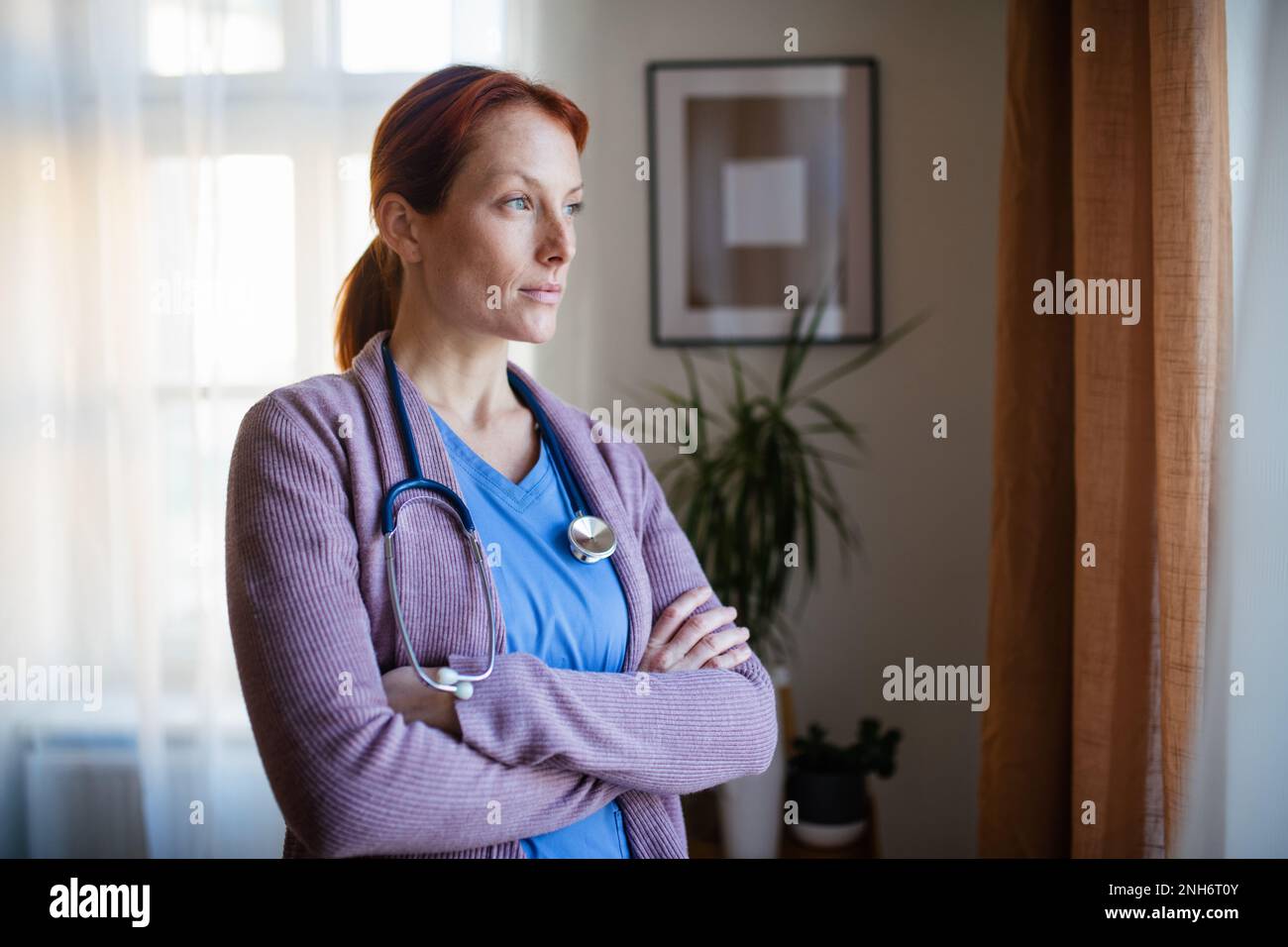 Portrait d'une jeune infirmière, concept de soins de santé à la maison des aînés. Banque D'Images