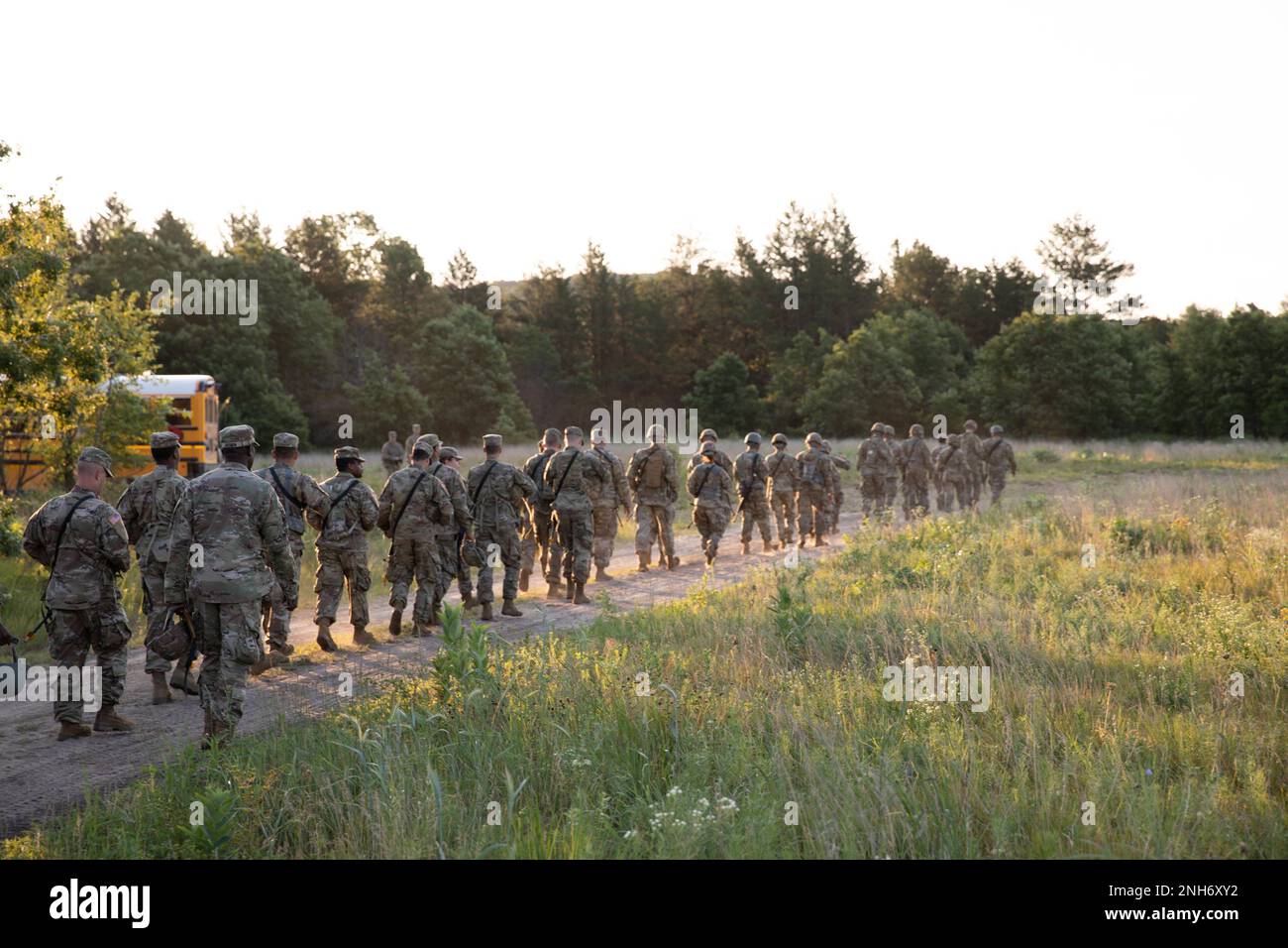 Les soldats arrivent tôt le matin pendant l'entraînement annuel pour la première itération des voies de l'exercice d'entraînement situationnel (STX) à Fort McCoy, Wisconsin, le 20 juillet 2022. L’exercice vise à améliorer l’état de préparation de l’Armée et à renforcer les tâches des guerriers de l’Armée. Cette année, le STX s’est concentré sur la communication, les formations et le principe de patrouille dans un environnement tactique. 78THTRAINGDIVISION,84THTRAINGCOMMAND,FAISCEAUX D'ÉCLAIRAGE,WAREX782202, Banque D'Images