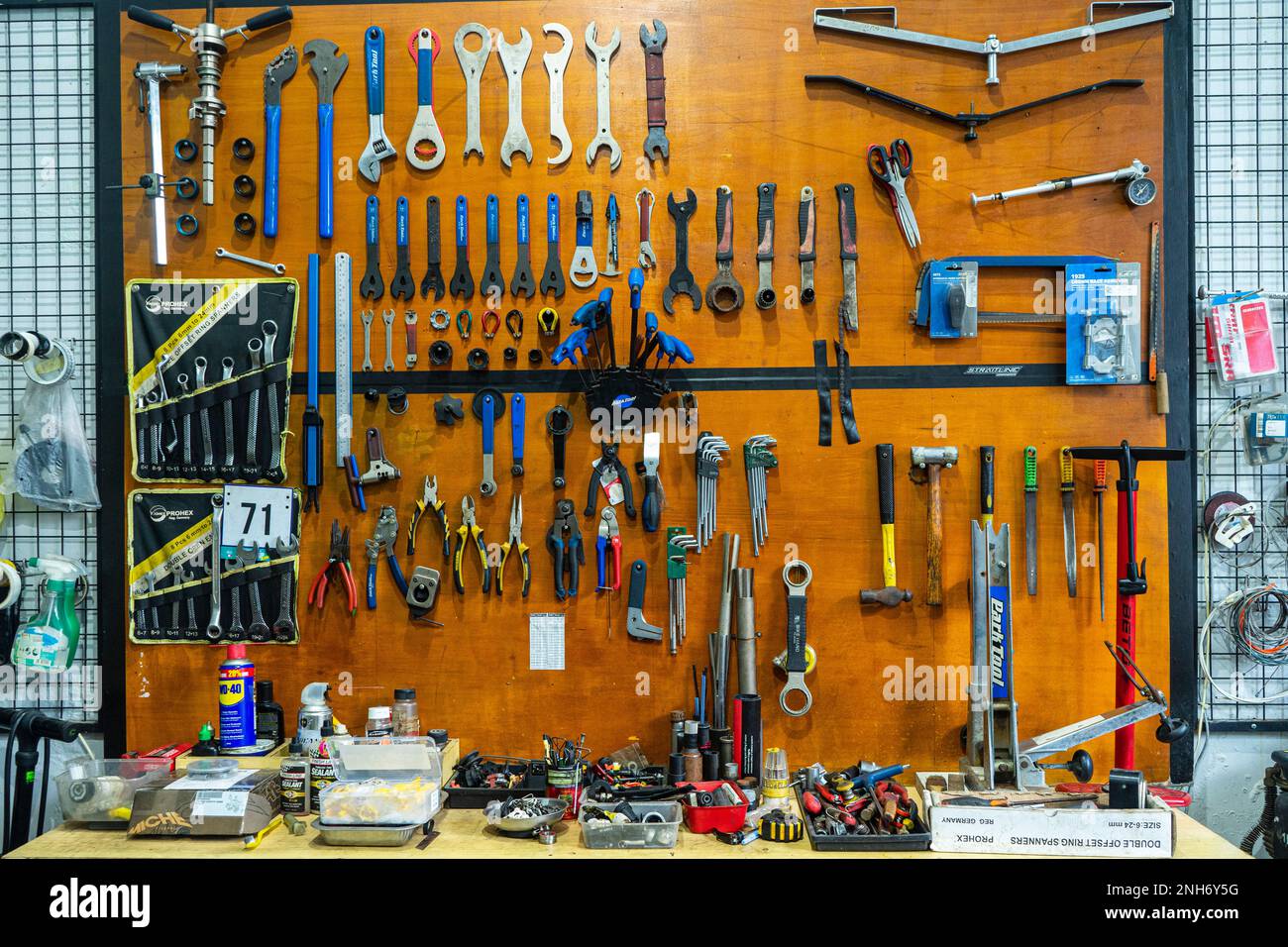 Atelier de vélo pour la réparation de vélo en Indonésie Banque D'Images