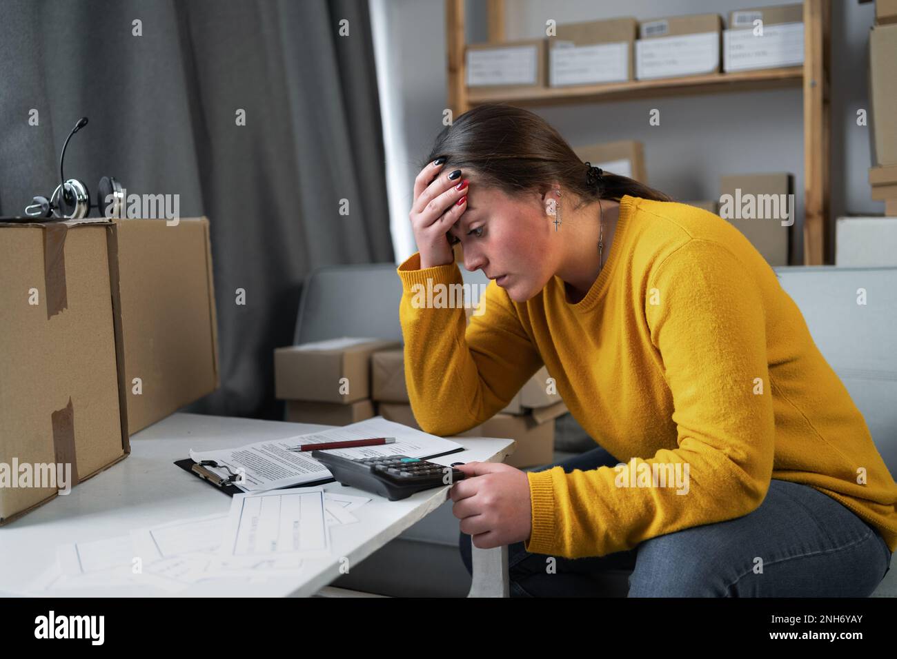 Jeune femme travaillant à la petite entreprise ecommerce utilisant ordinateur portable stressé et frustré, surprise et colère face, faillite de pme, problème financier. COP Banque D'Images