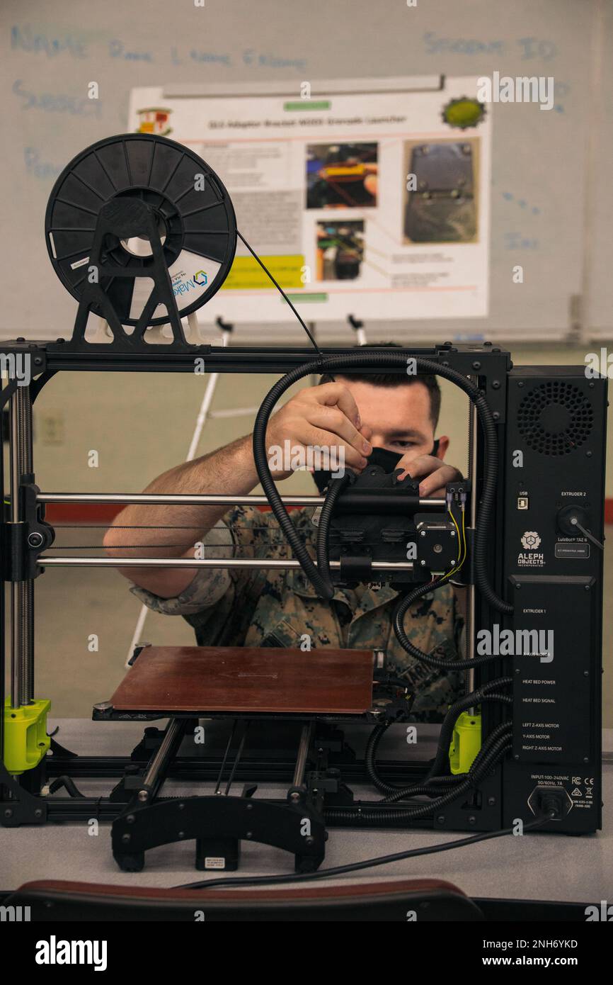 ÉTATS-UNIS Le Cpl Connor Ogden du corps maritime, machiniste au peloton de la fabrication numérique, 1st Bataillon de maintenance, 1st Marine Logistics Group, insère du matériel acide polylactique dans un Lulz Bot Taz 6 lors d'un salon de l'innovation à Camp Pendleton, Californie, 20 juillet 2022. Le peloton de la fabrication numérique organise des tournées de présentation de l'innovation pour présenter les capacités d'impression 3-D qui peuvent fournir un moyen d'optimiser la préparation en réduisant les besoins en équipements et en maintenance. Ces capacités appuient la mission de 1st MLG qui consiste à fournir aux commandants de la force navale le plus grand nombre d'options pour l'opération Banque D'Images