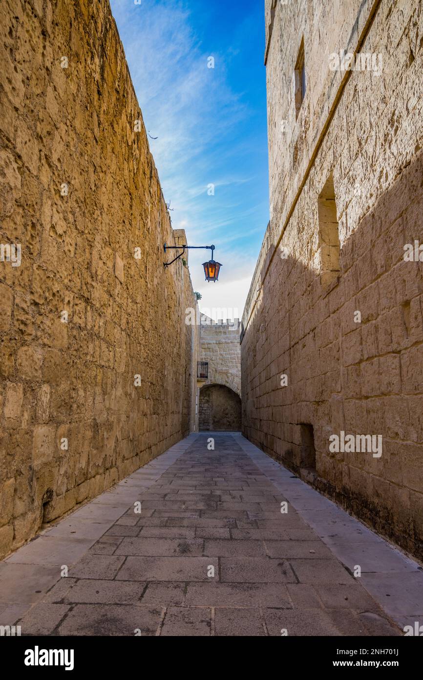 Une ruelle caractéristique de l'ancienne ville fortifiée de Mdina, Malte Banque D'Images