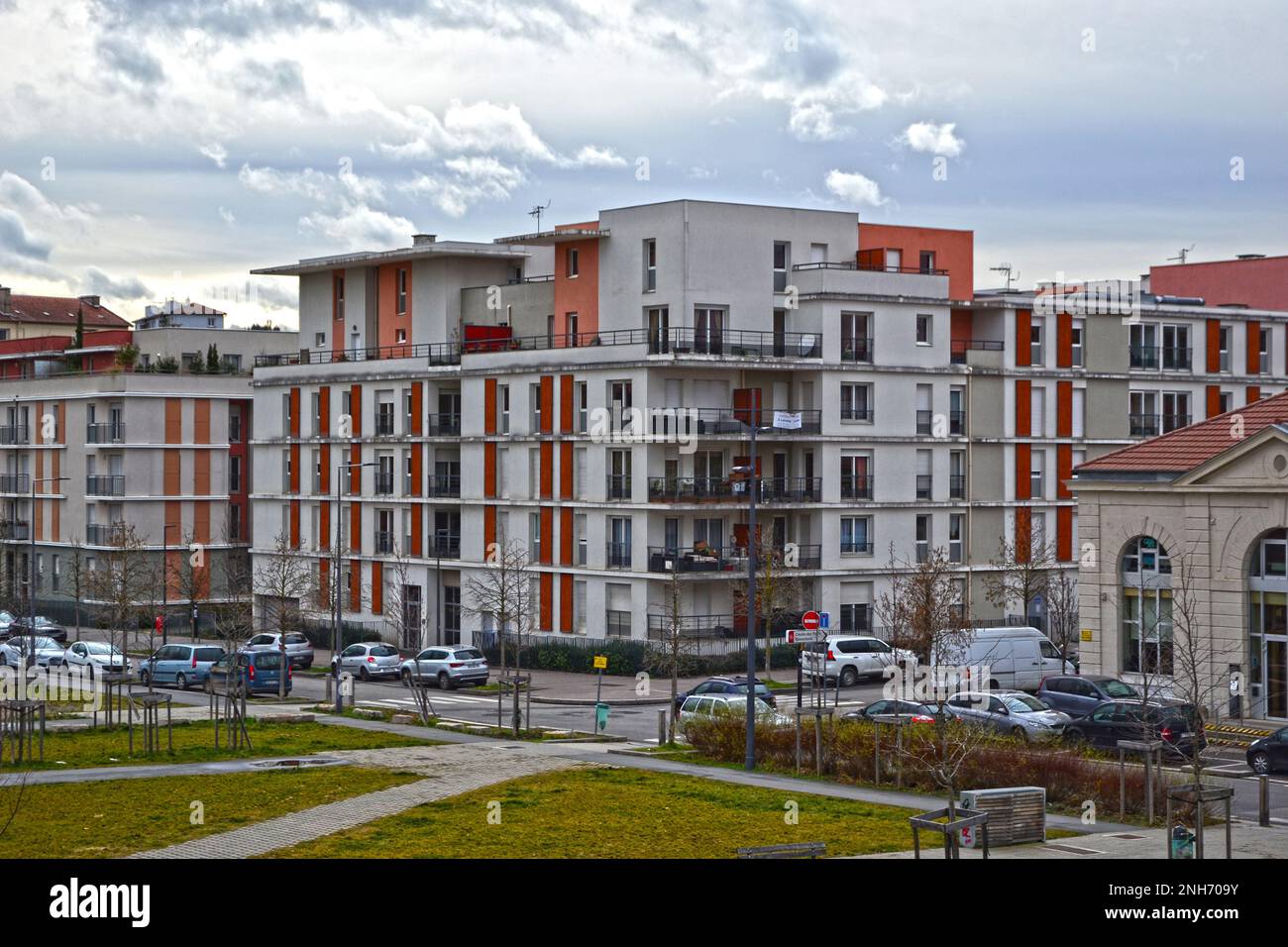 Saint-Etienne, France - 27 janvier 2020 : briques blanches et rouges les tenements modernes dans la ville, près de la ville du Design. Banque D'Images