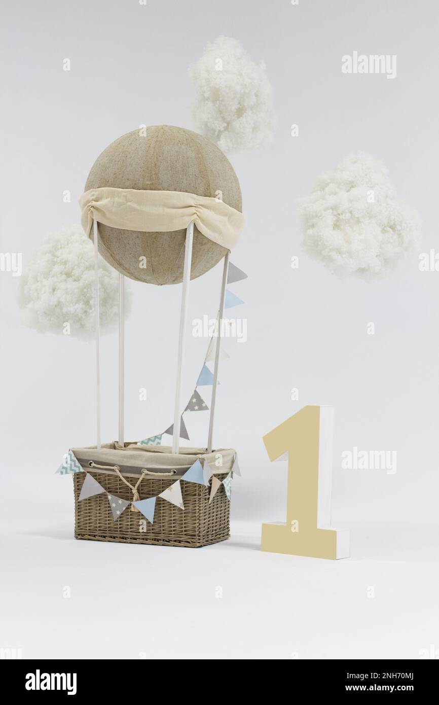 Un ballon de vacances décoratif avec un panier, des étiquettes et des nuages installés dans un studio photo et un grand nombre. Magnifique décor pour des photos de fête Banque D'Images