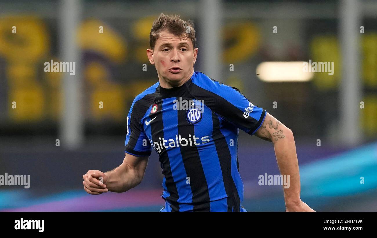 Inter Milan's Nicolo Barella controls the ball during the Serie A soccer match between Inter Milan and Udinese at the San Siro stadium, in Milan, Italy, Saturday, Feb. 18, 2023. (AP Photo/Antonio Calanni) Banque D'Images